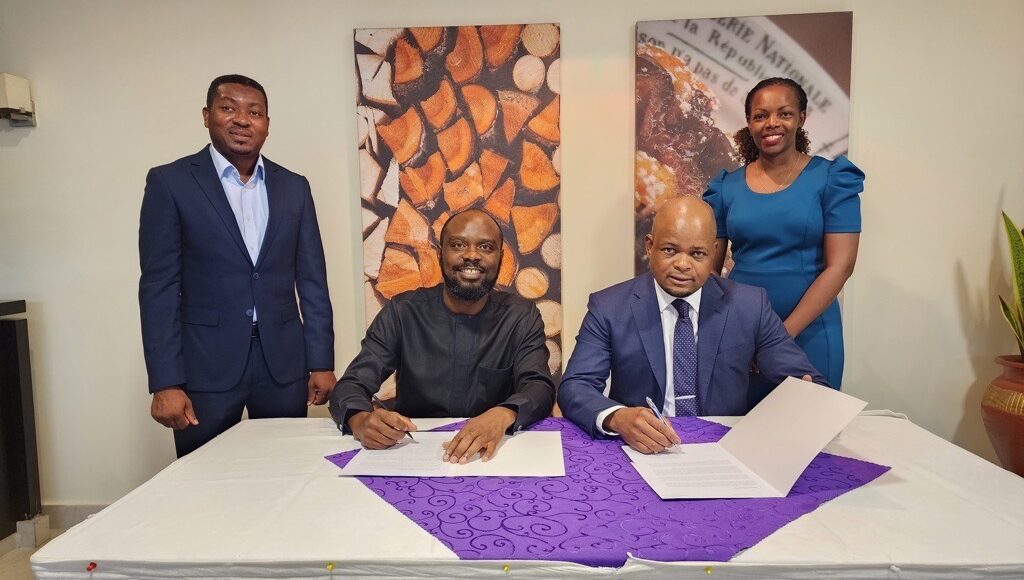Thapelo Tsheole and Eugene Tawiah signing the ASEA and SecondSTAX memorandum of understanding